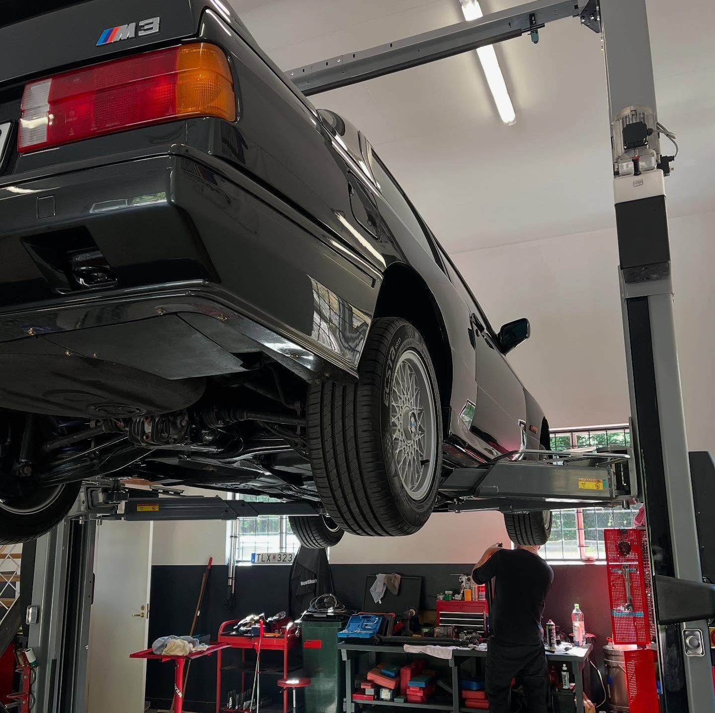 Bil i lyft hos CN Autorepair i Arkelstorp