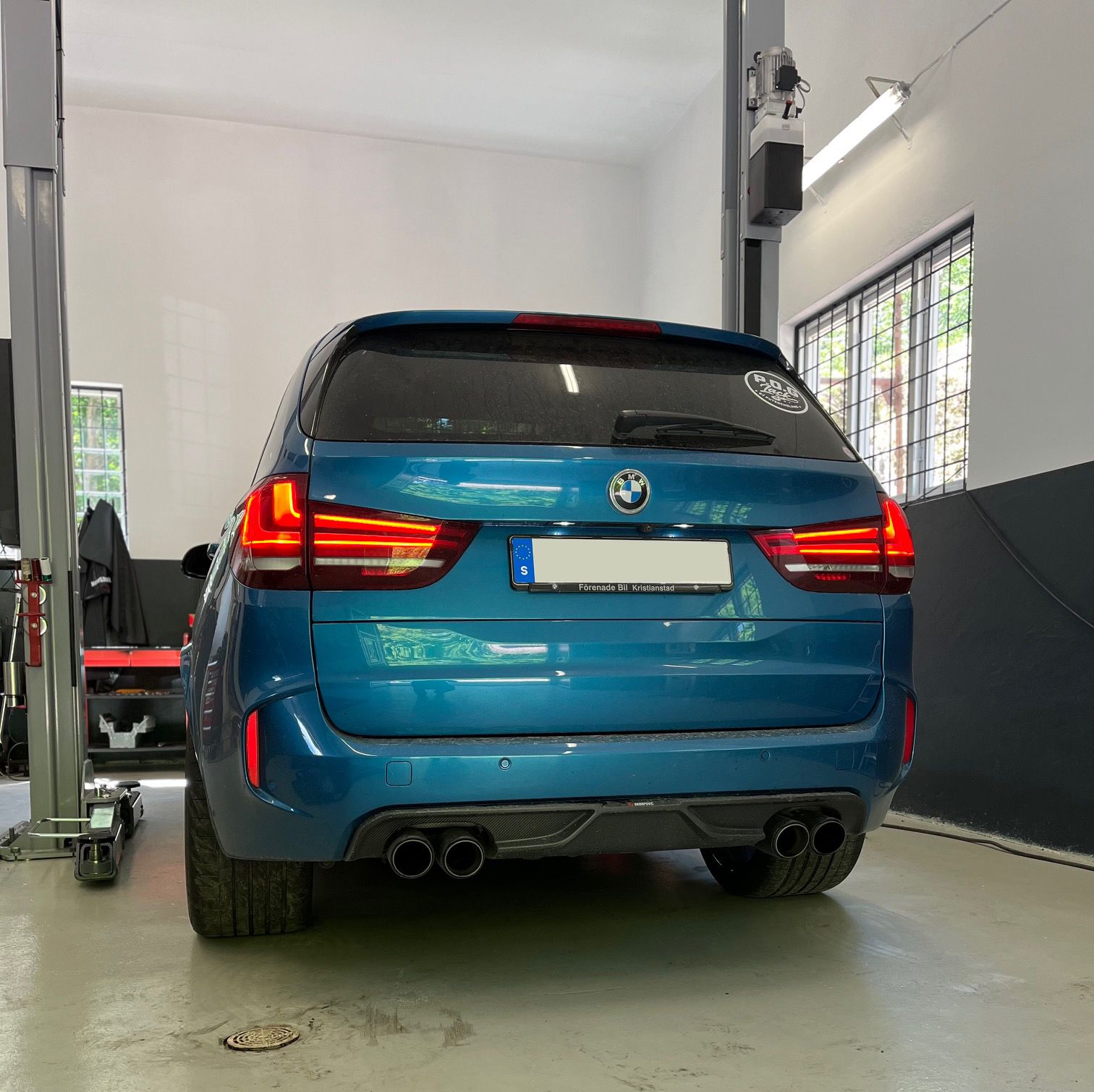 Turkos BMW i hos CN Autorepair - Bilverkstad i Arkelstorp, Skåne