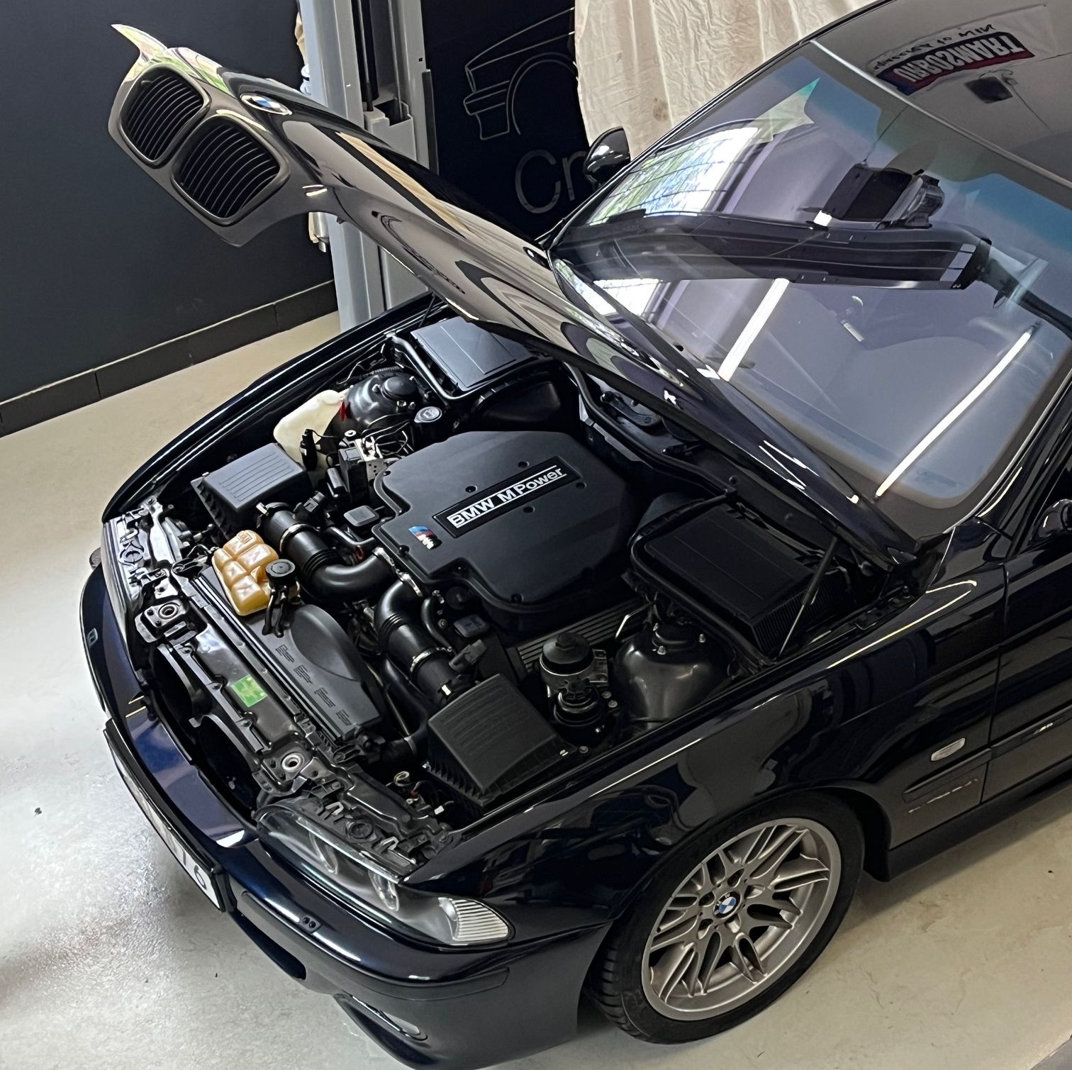 Motor svart BMW M5 - CN Autorepair